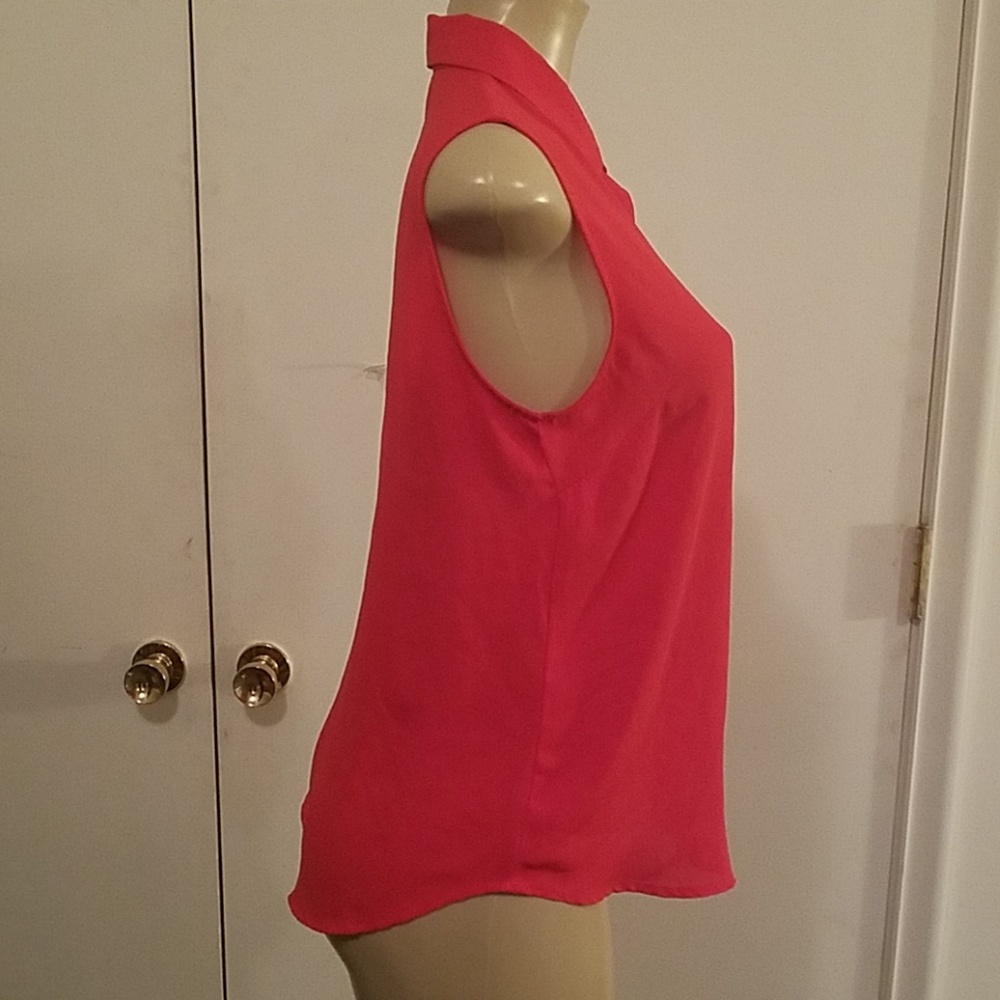 RED SLEEVELESS TOP - Picture 4 of 8